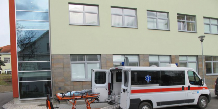 Nemocnice má novou sanitku s nejmodernějším kompletem nosítek