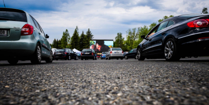 Autokino v Příbrami zahájilo úspěšně a o víkendu promítá i pro děti