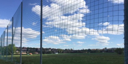 V Podlesí se potýkají s vandalismem, ochranné sítě místního hřiště kdosi odřezal