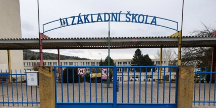 Rodiče, kteří děti do škol a školek nepošlou, zřejmě dál dostanou ošetřovné
