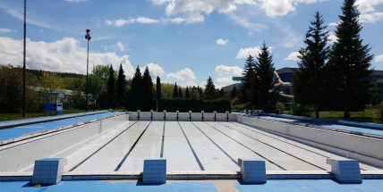 Venkovní bazén se připravuje na otevření. Pokud to počasí dovolí, provoz bude spuštěn 1. června