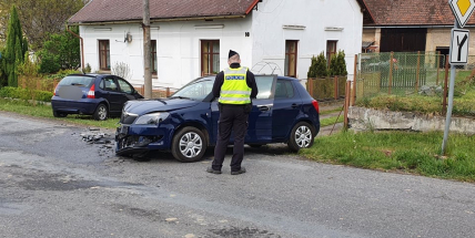 Nehoda dvou vozidel si vyžádala škodu přesahující 100 tisíc korun