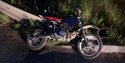 Opilý motorkář vjel před projíždějící auto, s lehkým zraněním skončil v nemocnici