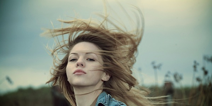 Meteorologové varují před silným větrem, pozor by měli dát především řidiči