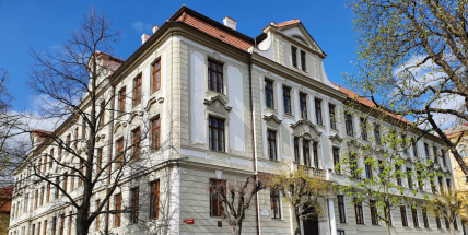 Žáci druhého stupně základních a středních škol by mohli usednout do lavic 8. června