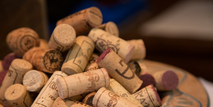 Téměř pětina lidí v nouzovém stavu víc pila alkohol, větší spotřebu přiznali muži