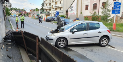 Řidička Peugeotu po technické závadě zdemolovala oplocení