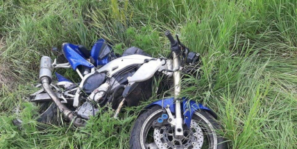 Pátrání: Řidič nedal přednost motorkáři a z místa nehody ujel