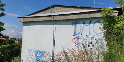 Foto: Neznámý vandal posprejoval fasádu vodojemu u Milína