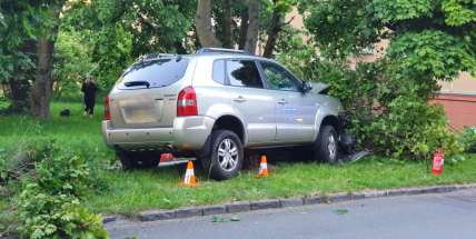 Řidička hyundaie vyjela mimo silnici, porazila lampu a zastavila o strom