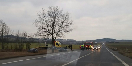 Auto na střeše po nehodě dvou vozů na Evropské