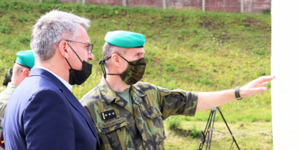 Ministr obrany v Jincích: Dělostřelci se mohou těšit na nové zbraně