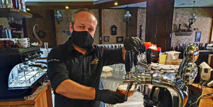 Restaurační zahrádky v běžném režimu, divadla a kina bez rozestupů. Vláda uvolnila další omezení