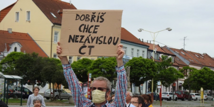 Video: V Dobříši se protestovalo proti vládě. Sešla se stovka demonstrujících a čtyři psi