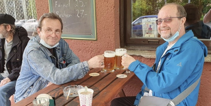 S dneškem končí povinnost zakrývat si venku ústa a nos, na trzích lidé opět mohou jíst a pít