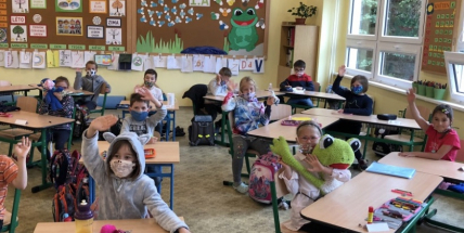 Pro vysvědčení si mohou přijít všichni žáci najednou