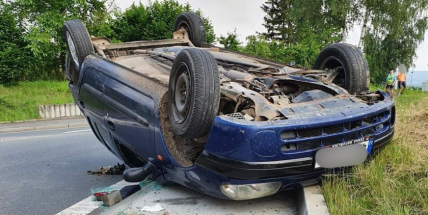 V Rožmitále skončilo auto na střeše, řidič vyvázl bez zranění