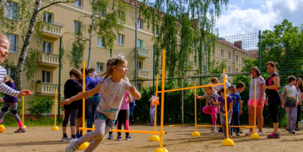 Vylákejte děti ven! Se sportovními trenéry to na dětských hřištích žije i v červnu