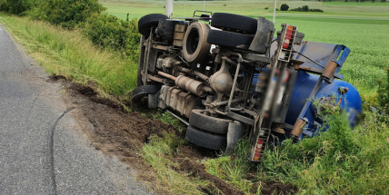 U Nepřejova skončilo převrácené fekální vozidlo na boku, řidič vyvázl bez zranění