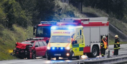 Řidič dostal na mokré vozovce smyk a havaroval do svodidel. Doprava na dálnici D4 byla omezena