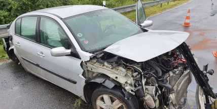 Mokrá vozovka si vybrala další daň. Řidič Renaultu nezvládl jízdu po dálnici, zdemoloval auto o svodidla