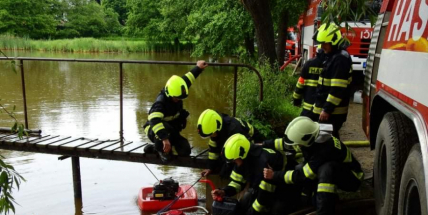 Kamenický rybník hrozil přetečením, hasiči odčerpávají vodu