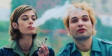 Samotáři: Obnovená premiéra se po 20 letech vrací do kin