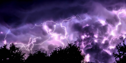 Meteorologové varují: V neděli přijdou bouřky doprovázené krupobitím a silným větrem