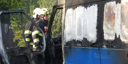 Hasiči vyjížděli k požáru dodávky do Obořiště, před příjezdem zcela shořela