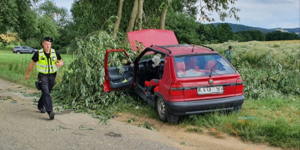 Řidička felicie narazila u Velké Lečice do stromu, na pomoc spěchal vrtulník
