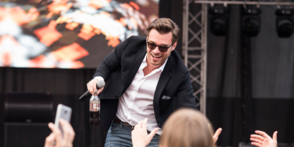 Leoš Mareš se po čtyřech letech chystá do Příbrami, doprovodí ho skupina Holki