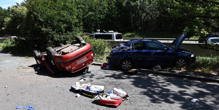 Jednasedmdesátiletý řidič narazil do svodidel a vylétl mimo dálnici, na pomoc vzlétl vrtulník