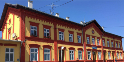 Opilá  a agresivní cestující odmítala opustit vlak. Než skončila v cele, museli policisté zajistit péči o její dítě