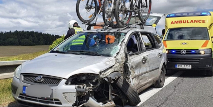 Vážná dopravní nehoda omezila provoz na silnici I/4, po čelním střetu skončila jedna cestující v nemocnici