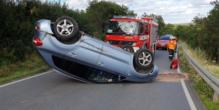 U Třebska skončilo auto na střeše, policisté komunikaci uzavřeli