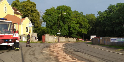 Hasiči likvidovali následky úniku hydraulického oleje