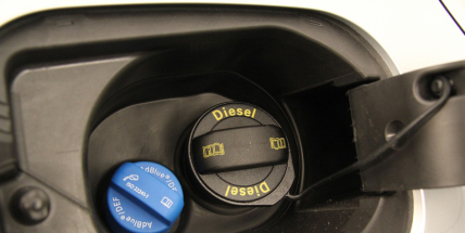 Stát připravuje snížení spotřební daně za naftu, možná až o 2 Kč