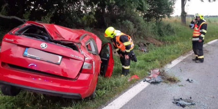 Řidič u Rožmitálu vylétl ze silnice a zdemoloval Octavii