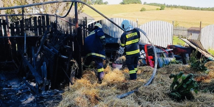 Hasiči vyjížděli k požáru dřevníku do Nečína