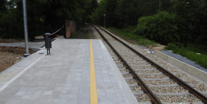 Přes koleje přecházejí i rodiče s malými dětmi, nechápeme tu nezodpovědnost, říkají dělníci na stavbě nové zastávky