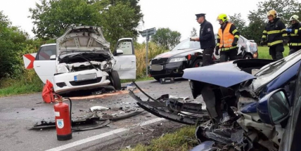 U Modřovic se střetla tři auta, na místo vzlétl vrtulník