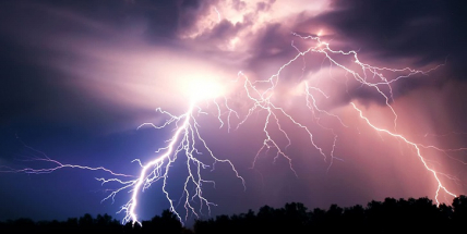 Meteorologové varují: V neděli přijdou silné bouřky s krupobitím