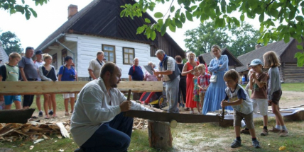 Co uměl bednář nebo voskářka? Řemesla zblízka ukáže skanzen ve Vysokém Chlumci