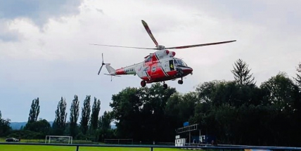 Do Jinec spěchal vrtulník pro tonoucí holčičku, po dlouhé resuscitaci se ji podařilo zachránit