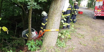 Řidič nezatáhl ruční brzdu, auto skončilo mezi stromy ve stráni