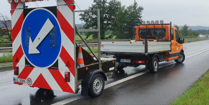 Řidiči musejí na D4 počítat s omezeními kvůli opravě svodidel