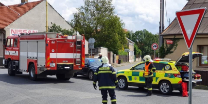 Sraženou chodkyni sanitka odváží na urgentní příjem pražské nemocnice