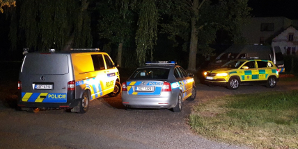 Video: Policie prověřuje úmrtí tří lidí ve Lhotě u Příbramě. Byli nalezeni na hladině rybníka