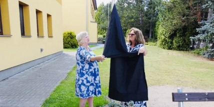 Lhota vyvěsila na památku obětí tragické události černý prapor, zřídila i transparentní účet