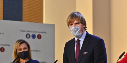 Vláda zavádí roušky na hromadných akcích, od pondělí přijdou další omezení